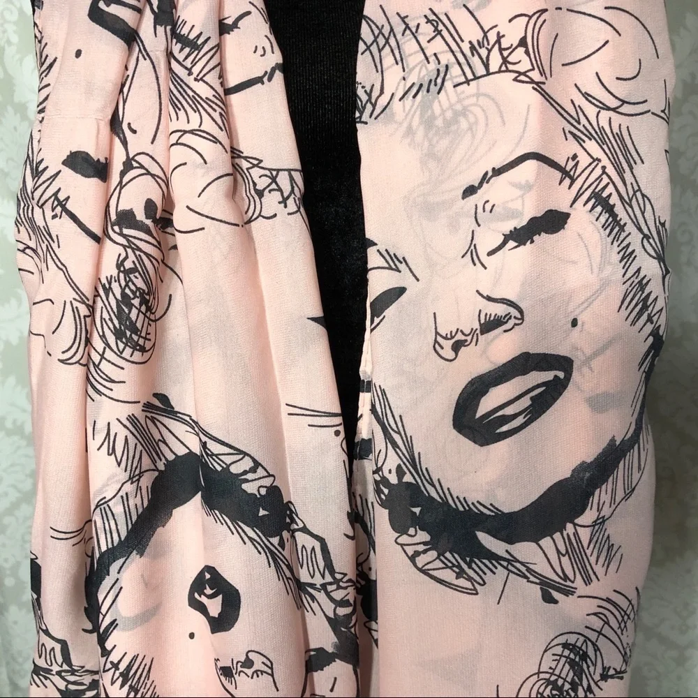 ‼️HP‼️ Marilyn Monroe Oversize scarf